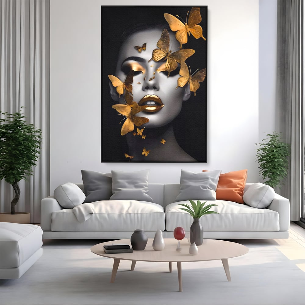 Tablou canvas cu tablou canvas cu portret de femeie si fluturi aurii, in rama de aluminiu negru, pe perete intr-un living